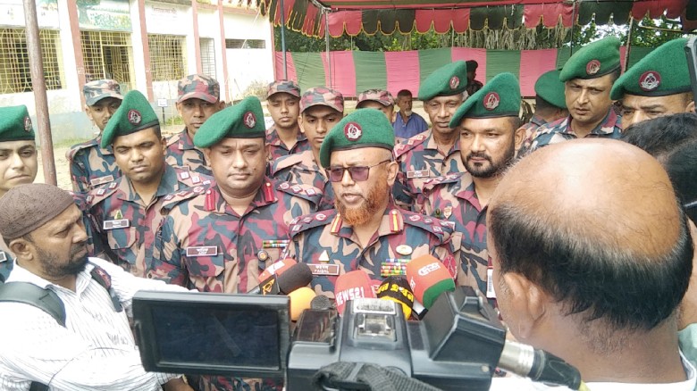 দুর্যোগ-সংকটে সব সময় মানুষের পাশে আছে বিজিবি: দিনাজপুর সেক্টর কমান্ডার