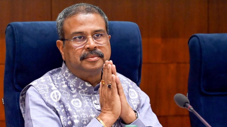 প্রশ্নফাঁস আন্দোলন থেকেই রাজনৈতিক উত্থান, একই ইস্যুতে মন্ত্রিত্ব হারালেন ধর্মেন্দ্র প্রধান