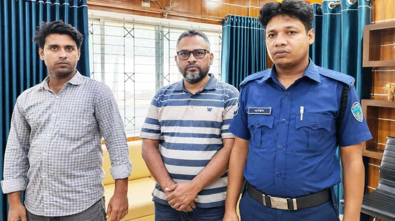 কর পরিদর্শক পরিচয়ে এনআইডি সংশোধনের চেষ্টা, কুমিল্লা নির্বাচন অফিসে আটক ২
