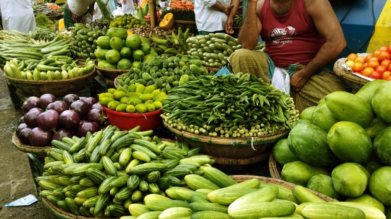 রাজধানীর বাজারে কাঁচামরিচ ৪০০ টাকা, চড়া দামেই বিক্রি হচ্ছে অধিকাংশ সবজি
