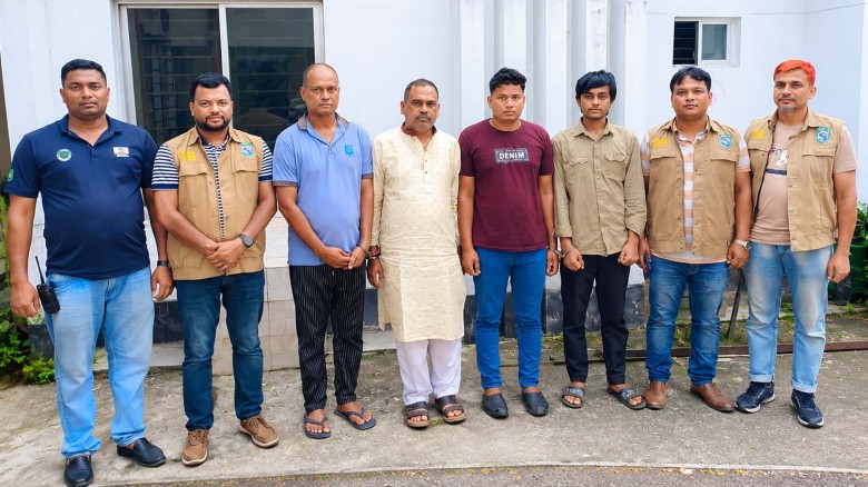 পুলিশে চাকরির প্রক্সি পরীক্ষা দিতে গিয়ে গ্রেফতার ৪: নেপথ্যে ফায়ার সার্ভিসের সহকারী পরিচালক!