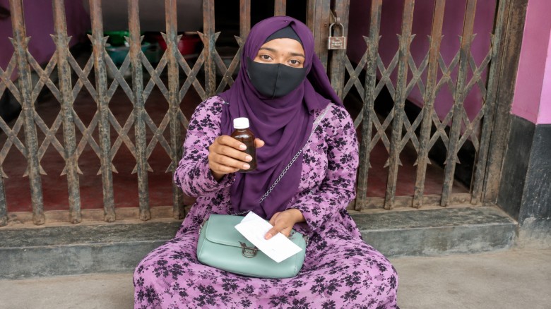 নড়াইলে ‘স্ত্রীর স্বীকৃতির’ দাবিতে বিষের বোতল হাতে অনশনে তরুণী, ঘর ছেড়ে পালালেন স্বামী