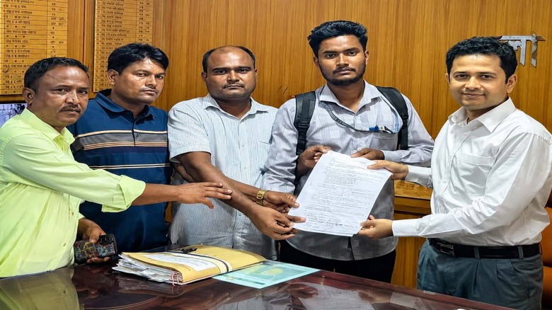 গঙ্গাচড়ায় তিস্তার ভাঙনে তছনছ সড়ক ও বাঁধ: সংস্কারের দাবিতে ডিসিকে স্মারকলিপি