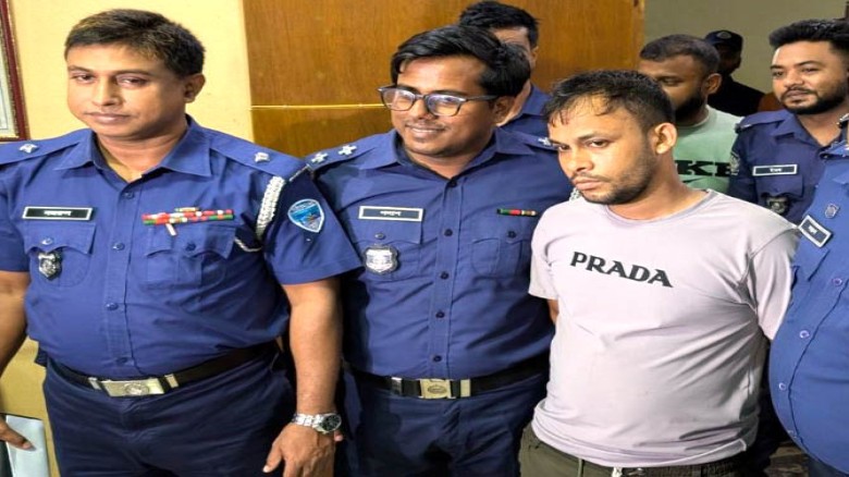 প্রবাসীর বাড়িতে অস্ত্র ঠেকিয়ে চাঁদাবাজি: পিস্তল ও গুলিসহ গ্রেফতার ১