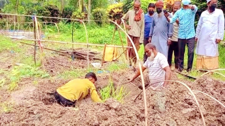 গাইবান্ধায় ব্যাংকের টাকা হাতাতে বাবাকে বালিশ চাপায় হত্যার অভিযোগ, আড়াই মাস পর মরদেহ উত্তোলন