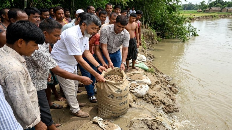 পীরগঞ্জে টাঙ্গন নদীর ভাঙন ঠেকাতে জিও ব্যাগ ফেলা শুরু