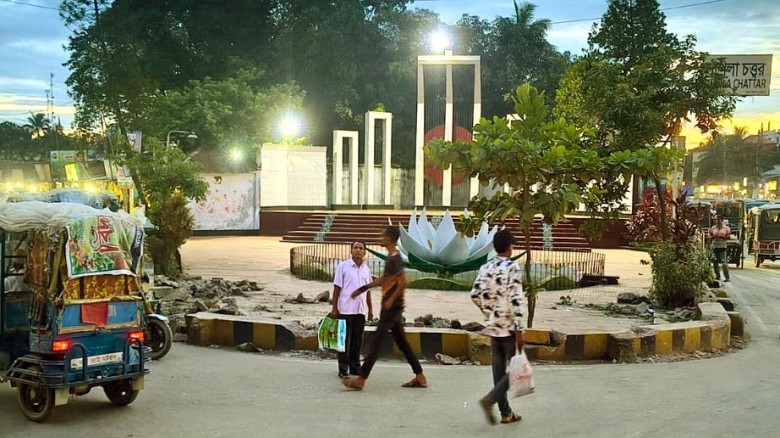 কুড়িগ্রামে যানজট কমাতে শহীদ মিনার ও শাপলা চত্বরের অংশ ভাঙায় ক্ষোভ