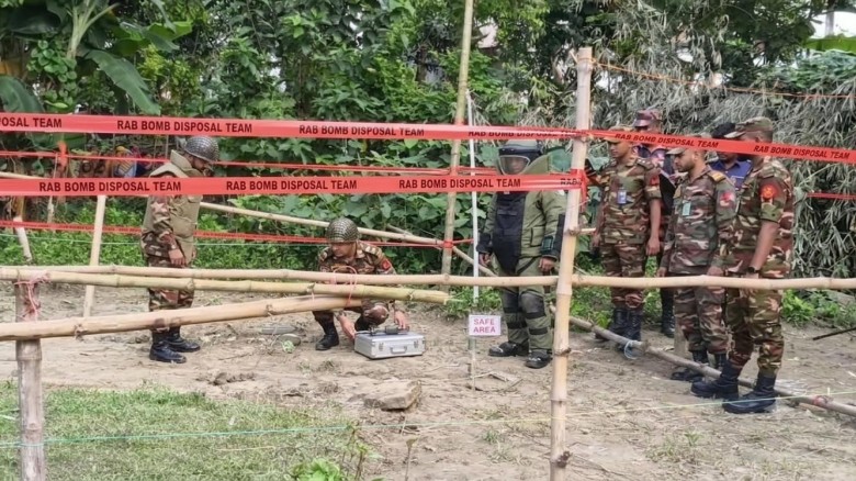 মেহেরপুরে মাটির নিচে ৯৬ ল্যান্ডমাইন, সেনাবাহিনীর বিস্ফোরণে ধ্বংস