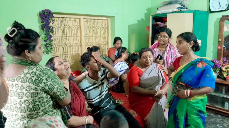 কলকাতার হোটেলে আগুনে নিহত ৭ বাংলাদেশির ময়নাতদন্ত আজ, মরদেহ পাওয়ার অপেক্ষায় স্বজনেরা