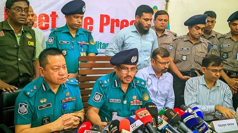 রংপুরে ৪ হত্যা: ছাদে ইয়াবা সেবনে বাধা দেওয়ায় শিক্ষকসহ পরিবারকে নিঃশেষ, গ্রেপ্তার ২