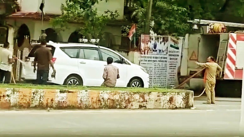 সরকারি ফায়ার সার্ভিসের গাড়িতে ধোয়া হলো বিজেপি বিধায়কের গাড়ি, বিতর্ক