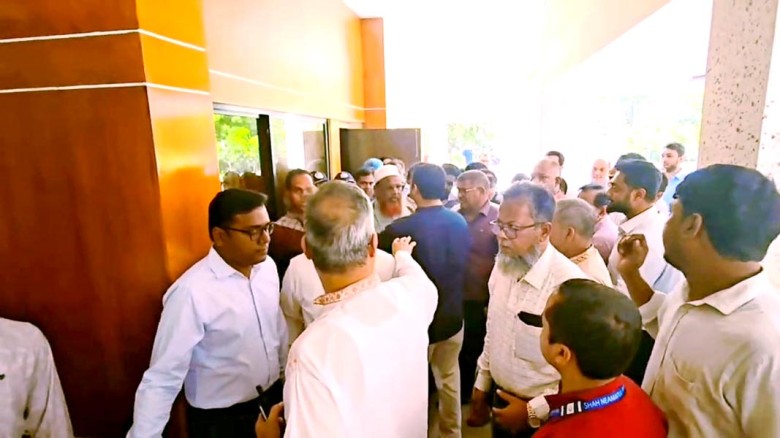 চাঁপাইনবাবগঞ্জে প্রতিমন্ত্রীর সভায় দাওয়াত না পাওয়ায় বিএনপিতে হট্টগোল - RangpurTV24