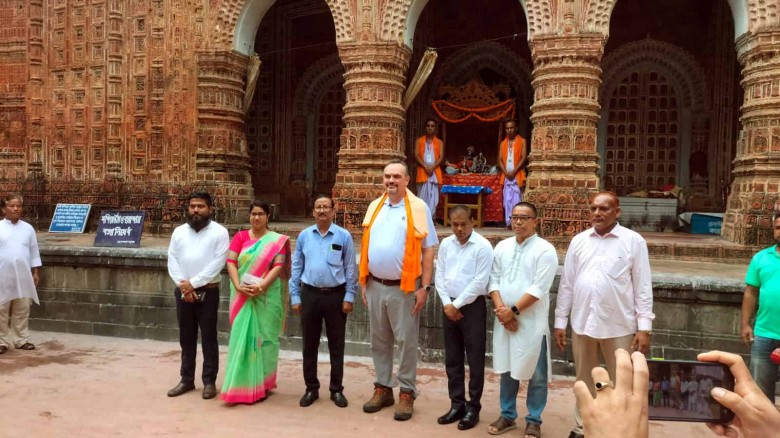 দিনাজপুরের কান্তজিউ মন্দির ও নয়াবাদ মসজিদ পরিদর্শনে মার্কিন রাষ্ট্রদূত ব্রেন্ট ক্রিস্টেনসেন